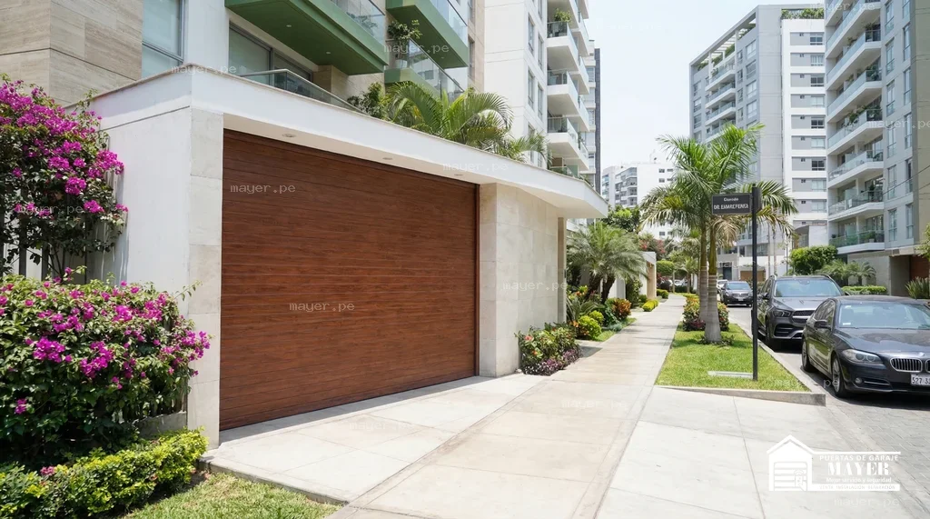 Puerta enrollable tipo madera clara entrada